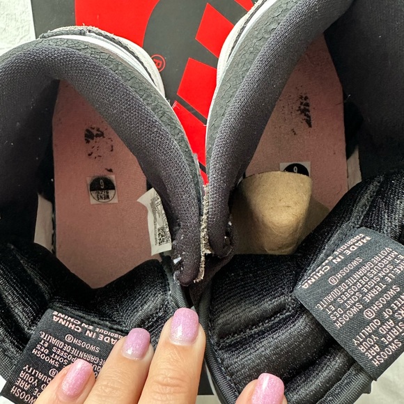 Nike Air Jordan 1 Retro High OG - Picture 8 of 9